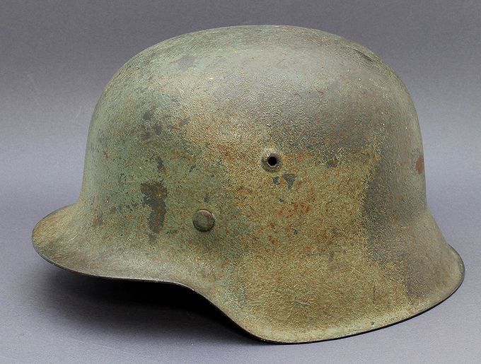 M42 hkp64 with three subtle paint colors. The paint is rubbed o the helmet with a very thick brush or with a cloth. Unique camouflage helmet.