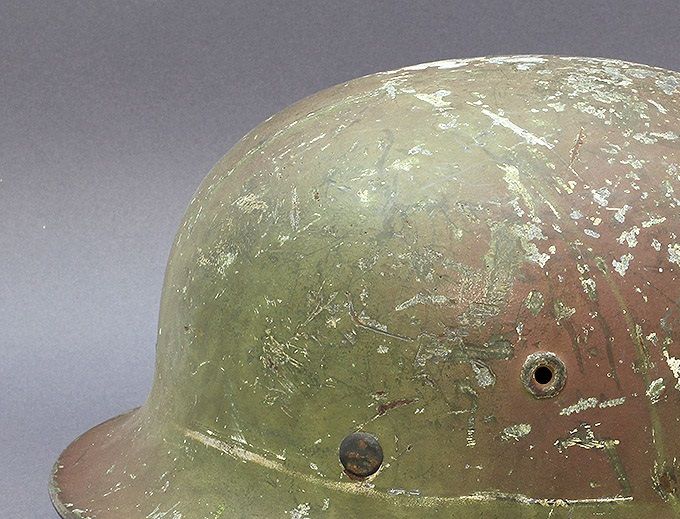 M40 Q66 LW sprayed with a light green and red-brown paint. Notice the traces of wire having been attached, the winter paint beneath and the Luftwaffe decal partly visible.