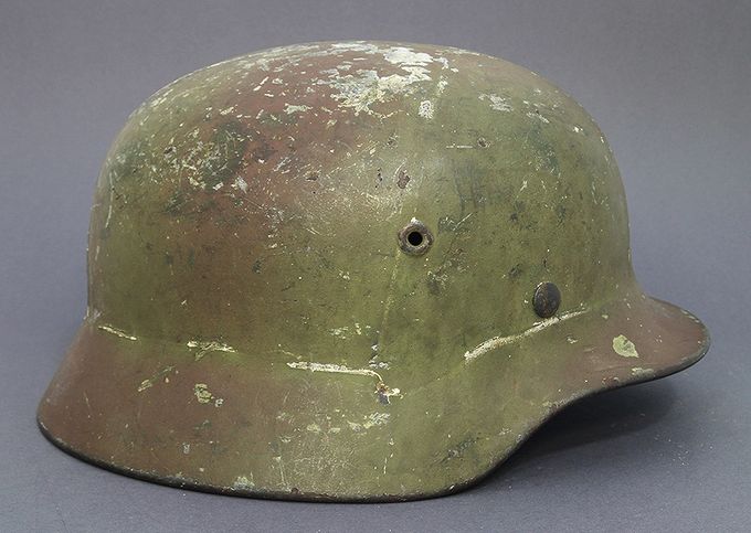 Right side of the helmet. Notice the traces after wire have been attached. The wire have been attached to all the rivets which have lost all paint.