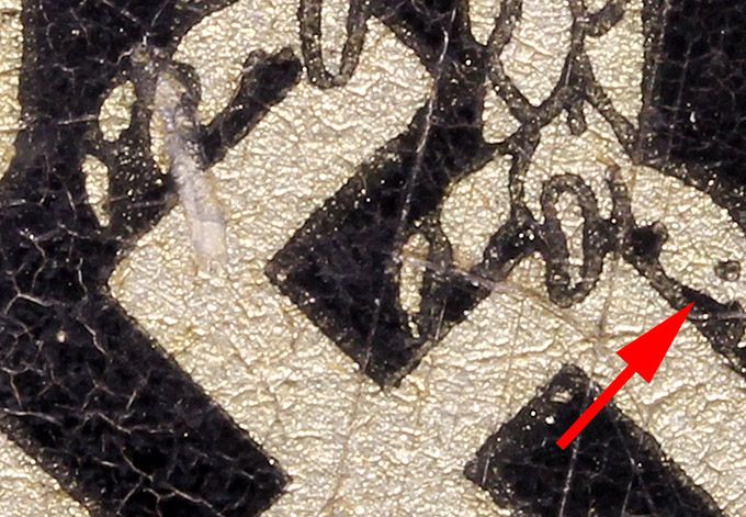The picture above shows a dot on the right claw on the right foot. This detail is present on many ET style decals on M35, M40 and M42 helmets.
