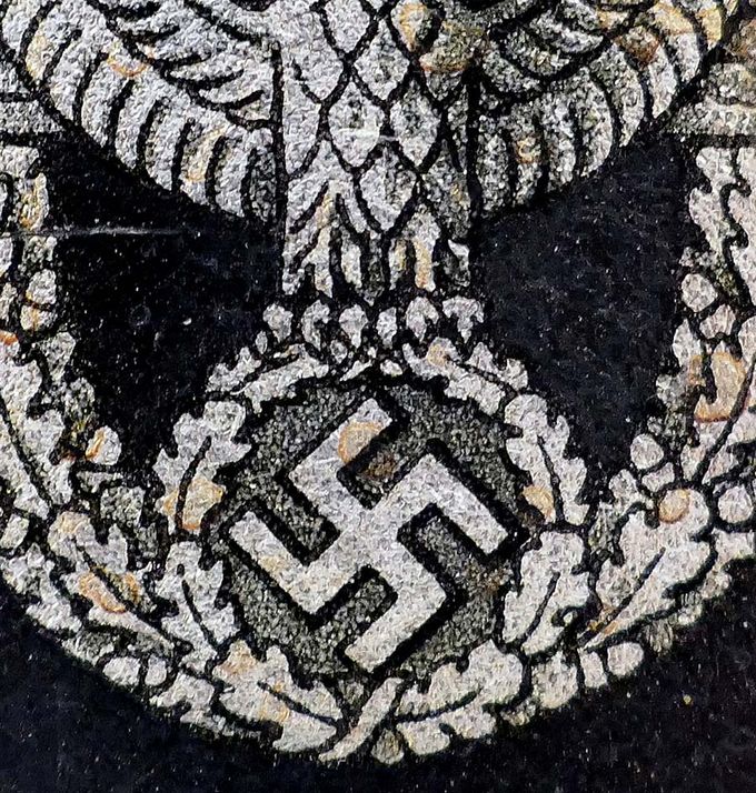 Detail picture of the row of talons clutching the oakleaves. Typical for NS Polizei decals.