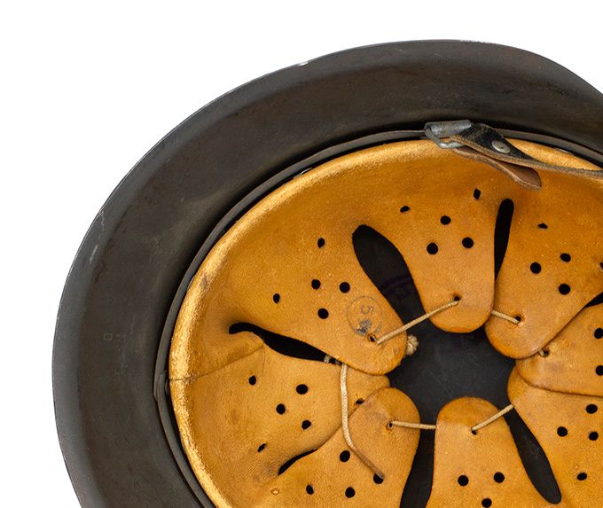 The inner parts of the M42. Note that the rolled edge has been dropped in favor of the sharp flared rim. The steel liner band is retained from the previous model, the M40.