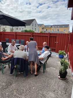 Gitte serverer i gårdhaven