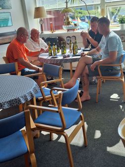 Niels i samtale med chefen, Carsten lytter med