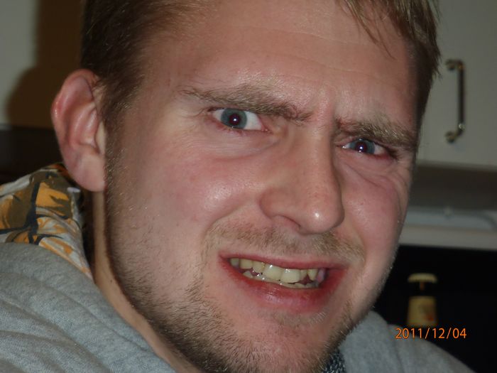 Arrgghh!! Fredde Larsson svär över korten.
