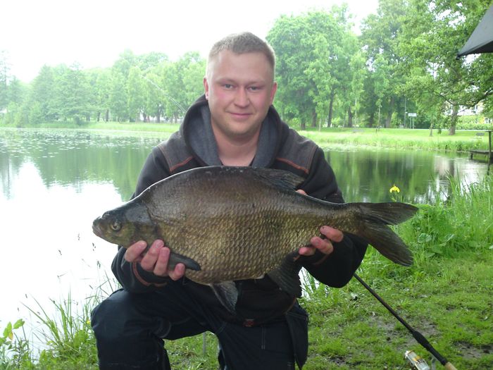 Finfin braxen på 3783 gr, fångstdatum 2012-06-16. Fångstman Micke Larsson som ser riktigt nöjd ut för en gångs skull...;)