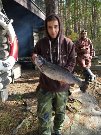 Jonatan Boström med största regnbågen 2929 gr.