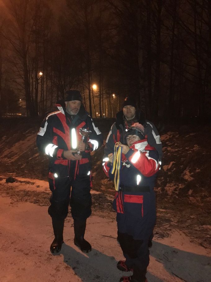 Ettan och tvåan på KM i lakfiske 2017. Fr v Roger Mattsson och Robert Lager. Prisutdelare är Mirja Mertala.