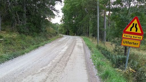 Gisekvarn, varning för farlig kurva-red
