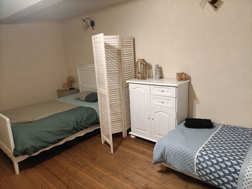 Chambre 1  (1lit double et 2 lits simples )