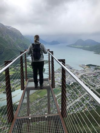 Ute på Rampestreken med utsikt over Åndalsnes