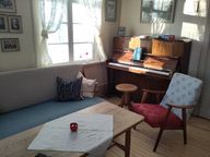 Salongen med piano.