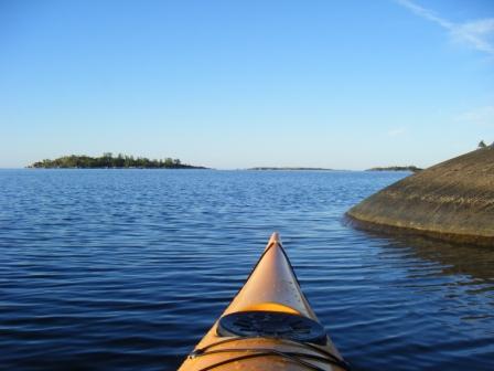 Stilla paddeltur i Gräsö skärgård, under en solig och varm sommardag.
