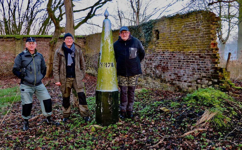 Achelse Kluis met muurbouten als grenstekens en grenspaal 178 aan de Belgisch-Nederlandse grens.