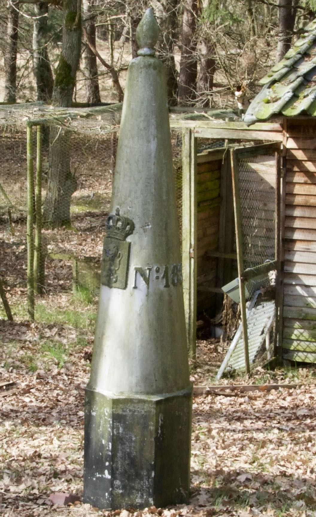 Grenspaal 183 in natuurpark Plareaux Hageven aan de Belgisch Nederlandse grens