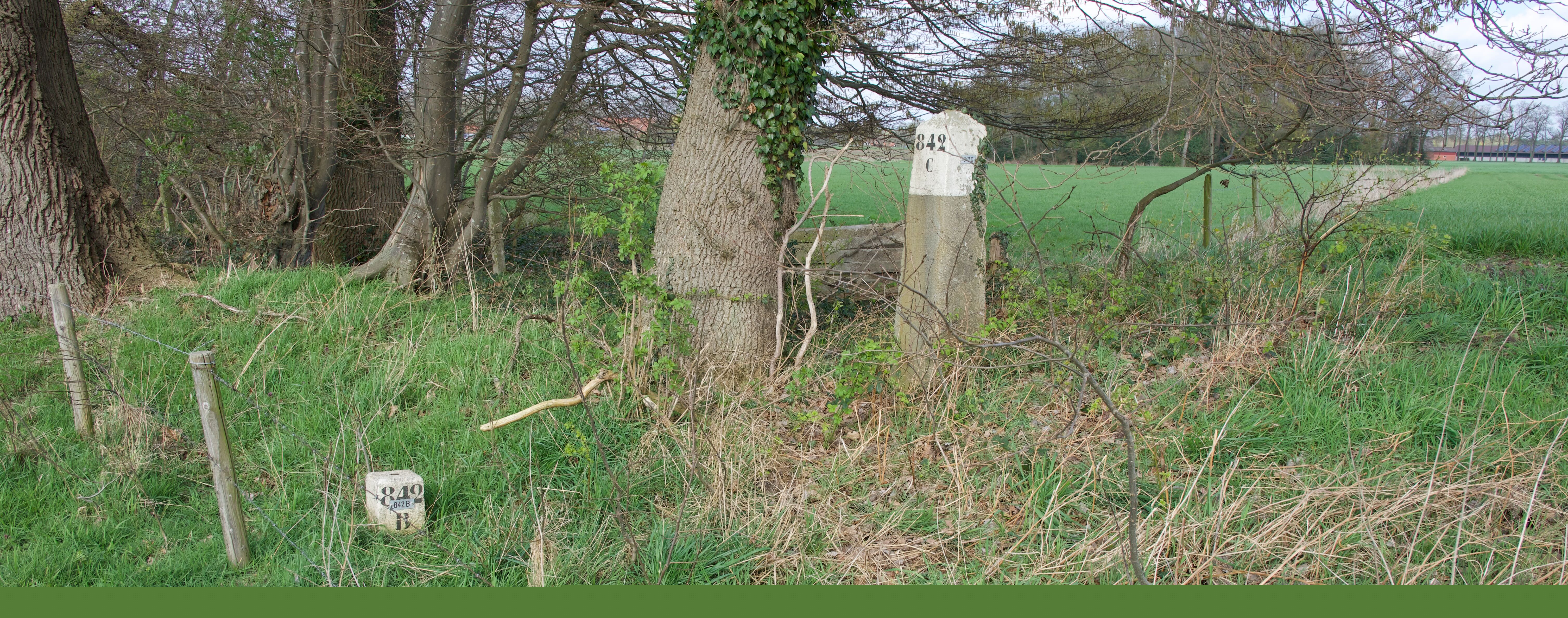 Grensstenen 842B en 842C op amper 10 mteter uit elkaar aan de Duits-Nederlandse grens
