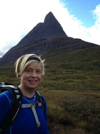Innerdalstårnet i bakgrunn