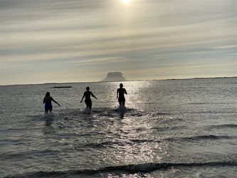 Kveldsbad fra Finnvik. Rett ut mot Lovund.