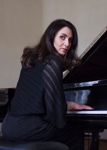 Christina vid piano blick snett bakåt2
