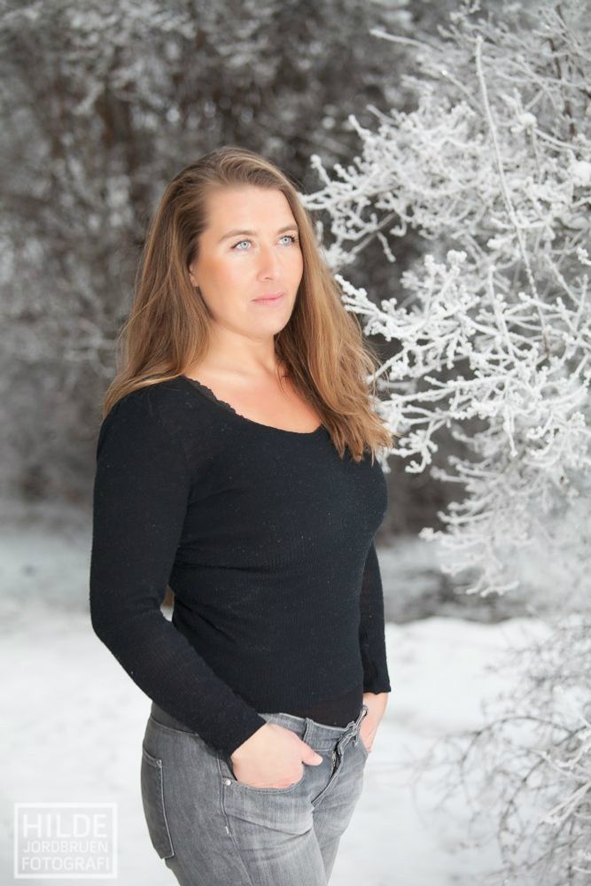 Randi Marie er vokalist og låtskriver. Hun debuterer i år med sitt første soloalbum, Safe Place, innen country, rock og bluessjangeren. Sponser med underholdning. 