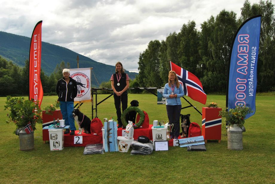 RUNDERING NM 2017. 
1. plass Kari Anne Lier Hansen m/NJCH NBCH Visterwood Ynni Du
2. plass Jane Pedersen m/BH Touch Me
3. plass Monica Tegler m/Tunevannets Izi 
GRATULERER :-) 