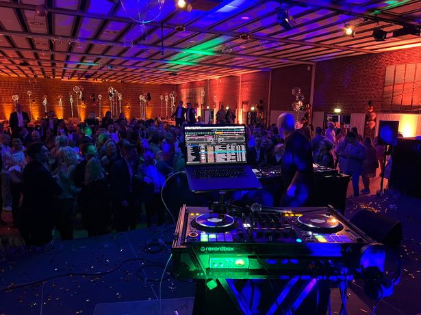 DJ med band & Stand-up til fester