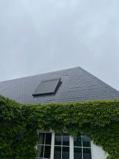 velux plaatsen met rolluik op zonne-energie