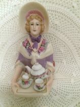 ELIZABETH WITH TRAY