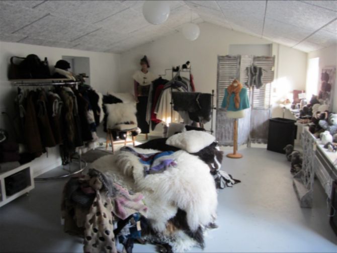 Vores butik. Vi har altid ca. 50 skind at vælge imellem.