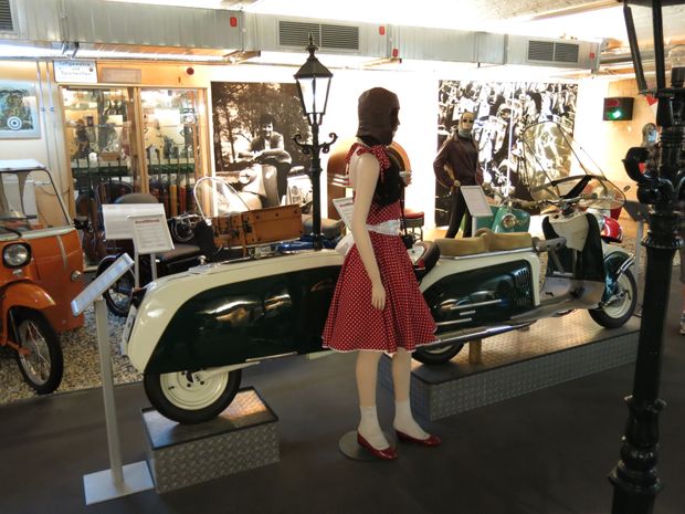 En riktig semesterlångtradare i scooterform. Notera släpkärran och den lilla stålkorgen framför förare där barnet skulle sitta.