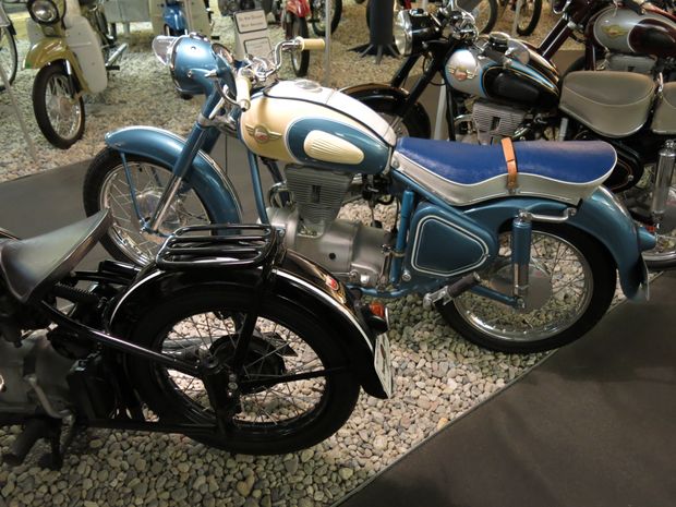 Simson var ett mc-märke inom ramen för statliga konglomeratet IFA som bestod av olika fordonstillverkare. Denna AWO Simson 425 ser inte alls illa ut.