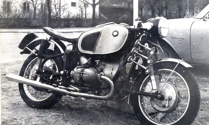 Sommaren 1969. Hoske-megafoner har tillkommit, likaså Fiamm signalhorn med kompressor under dynan. Förstärkta stötdämpare. Alla synliga skruvförband och smådelar kromade.