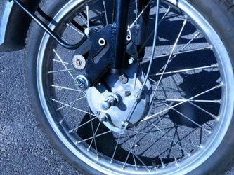 För att spara vikt fanns bottenlänksfjädring med gummiamortisörer På Husqvarna Guldpilen och Silverpilen.
