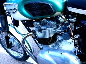 Triumph Tiger 100 har 500 cc motor och enkelförgasare.