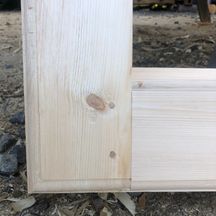 Utvändigt fönsterfoder i traditionellt utförande med tapp och plugg