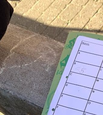 Jeg havde skrevet alle opgaverne på sten - men du kan sagtens printe, klippe og hænge opgaverne op (se billeder lige herunder).