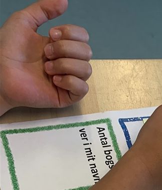 En elevs ark med egne regnestykker.