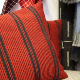 Barbro - kuddar i röda och svarta färger