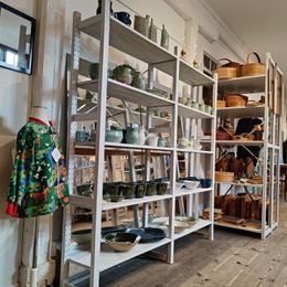 Butiken - närmast barntröja, keramik av Susanne, trähantverk av Göran