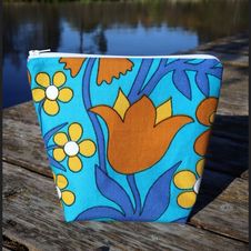 Sara - nessesär i blått med gula blommor