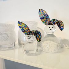 Ulrika - hare av glas med klarglas kropp och blandade färger på öronen