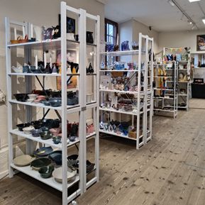 Vy över butiken på Hantverkets Hus. Bla syns keramik, glas, läder och 