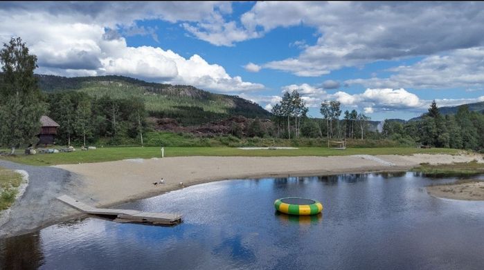 Badeplassen med vanntrampoline