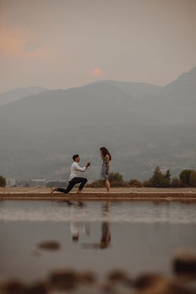Ein Mann macht einer Frau einen romantischen  Heiratsantrag