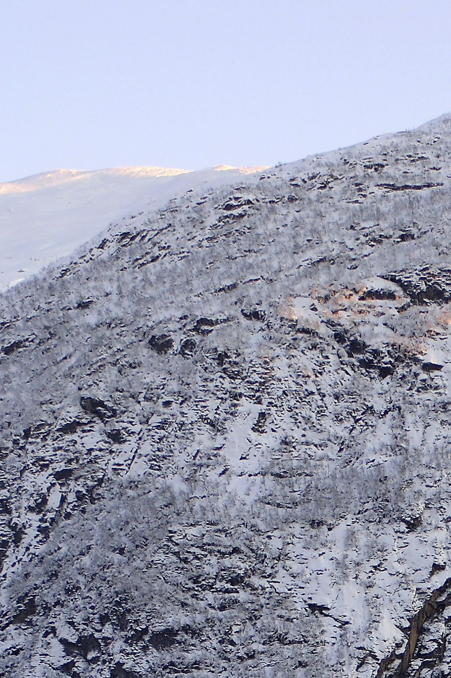 Gråberget (849 moh) i Høyanger. Mektig fjell som stig rett opp frå busetnaden i bygda. Høyanger kyrkje til høgre og Sæbøtjernet rett bak kyrkja 
Gråberget( 849 meters) in Høyanger. Powerful mountain rising straight up from the houses!
