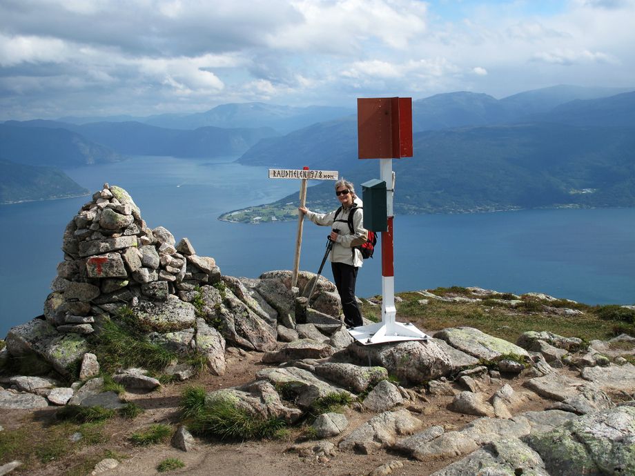 Raudmelen (978 m.o.h.) i Balestrand. Utsikt østover mot Vangsnes og Sognefjorden
Raudmelen (978 meters) in Balestrand
View towards east and Vangsnes and the Sognefjord
