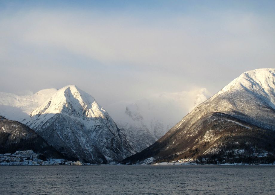 Vindreken (1259 moh) til venstre og Tjuatoten (1098 moh) på høgre side, begge i Balestrand kommune
Vindreken (1259 meters) on the left side and Tjuatoten (1098 meters) on the right side, both in Balestrand community 