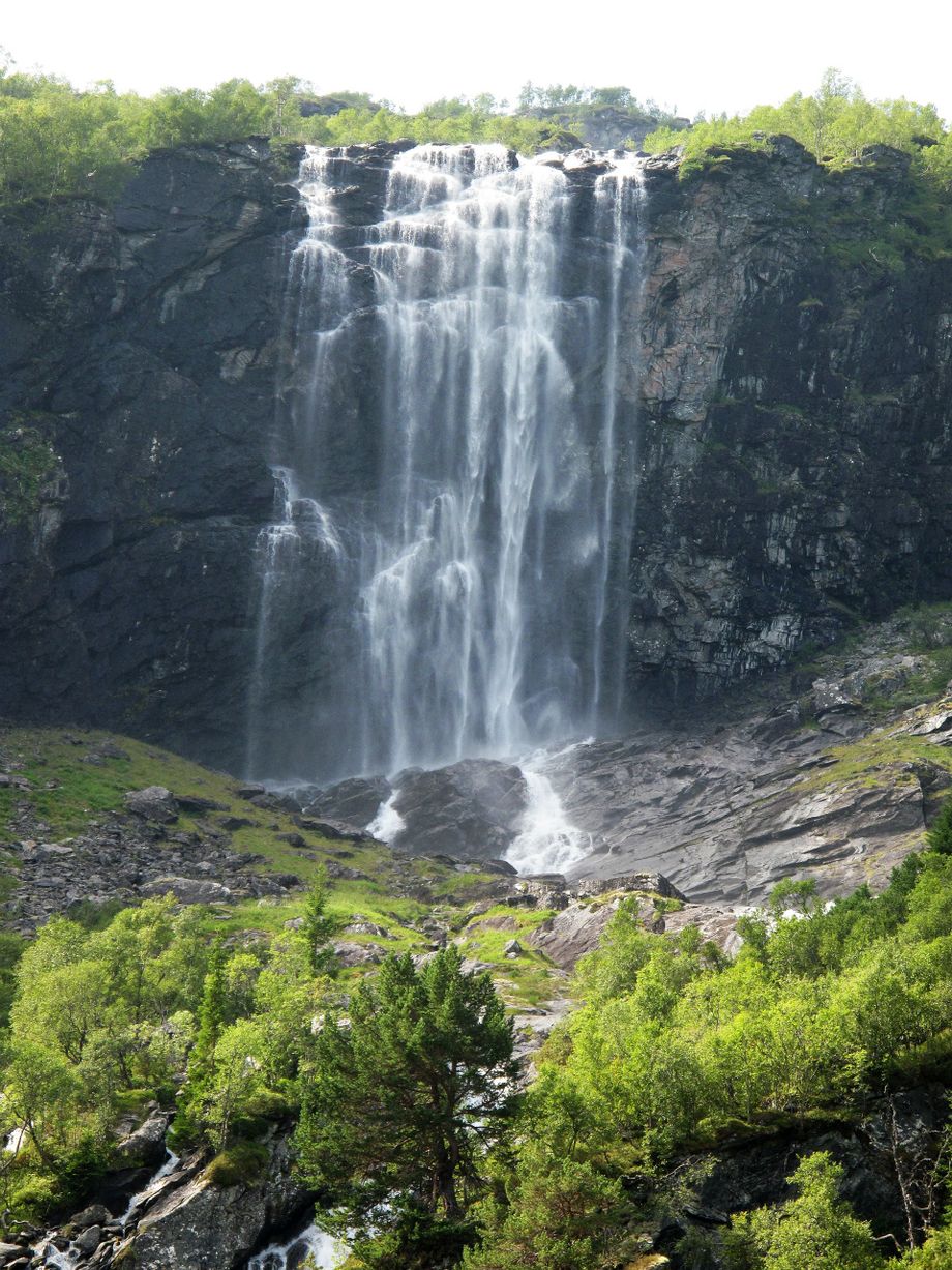 Breidfossen i Indrefjorden i Vik
The Breidfoss waterfall in Indrefjord in Vik