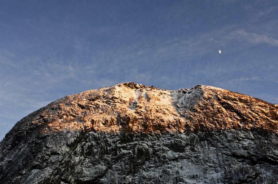 Halvmåne over Gråberget  i Høyanger
Half moon over Gråberget in Høyanger