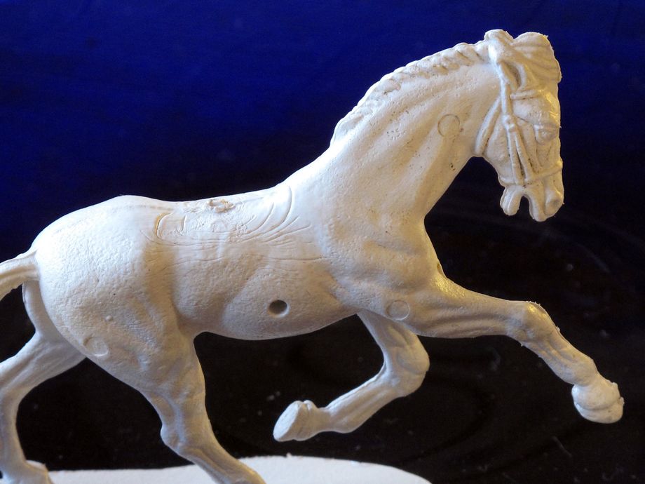 Plasthest, til berre kr 6,00 kan vere vakker! - Horse in plastic, only kr 6,00 may be beautiful!
Foto-

